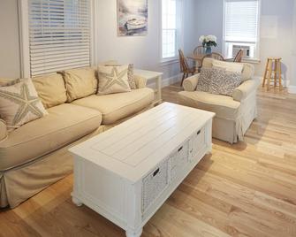 Thames Street in the Summer - Available for August ONLY! - Newport - Living room