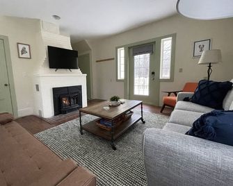 A Victorian Gem on Deer Isle - Walkable to beaches and local shops - Deer Isle - Sala de estar