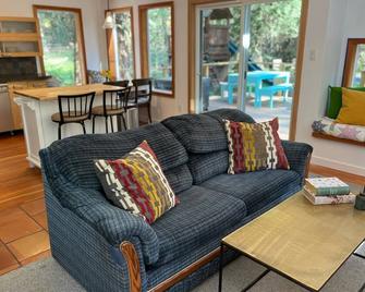 Peaceful Private Home/Duplex on Lily Point Trail - Point Roberts - Living room