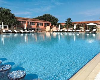 Club Bravo Arenal - La Habana - Piscina
