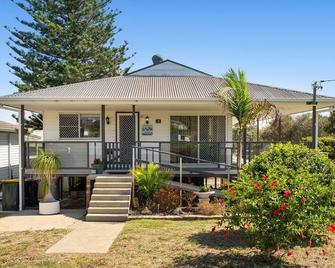Anna Bay Beachside Getaway - Anna Bay - Building