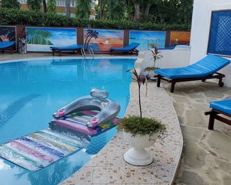 1 Bed Villa - Sleeps 2 - Pool - Smoking - Parking - Galu Beach - Pool
