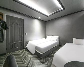 H motel - Gongju - Camera da letto