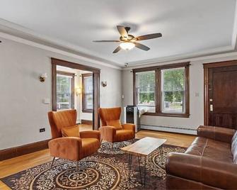 2-bedroom vacation home 30 minutes from Boston and NH beaches - Methuen - Living room