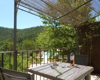LES OLIVIERS with swimming pool - gite 1er village Bio - jas de roucas - Correns - Balkon