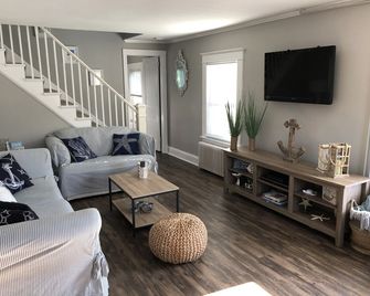 Clean, Walk To Beach, Ferries, Downtown, Newly Renovated House, Pet Friendly - Hyannis - Sala de estar