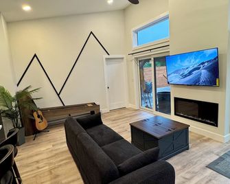 House in tranquil Tamworth NH with AC, Hot Tub, Riverfront access - Tamworth - Sala de estar