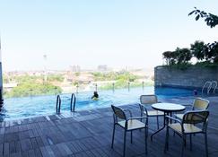 Compact Studio Room at Tamansari Papilio Apartment - Surabaya - Bể bơi