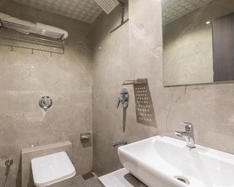 Hotel Artilla Borivali - Mumbai - Bathroom