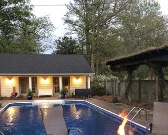 Only a mile from historic downtown Clarksdale! - Clarksdale - Pool