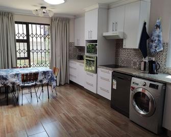 BLESSING furnished apartment, fully equipped kitchen, bathroom, lounge, bedroom. - Vanderbijlpark - Kitchen