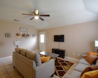 Killeen's Finest 3 Bedroom Hidden Jewel - Killeen - Living room