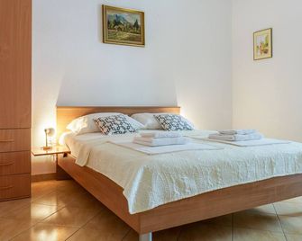 Studio For 2 People - Split Region With Sea View - Close To Commodities - Baška Voda - Habitación