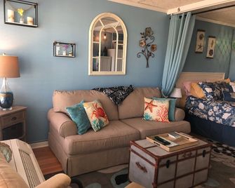 2nd Floor Studio- Overlooking Pool! - Atlantic Beach - Wohnzimmer