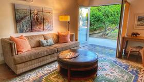 Private, 5-star luxury guest suite near downtown - Palm Springs - Living room