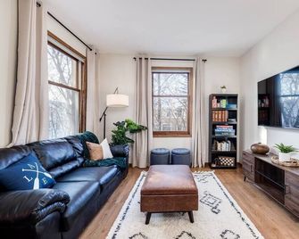 Gorgeous Lake Home With Hot Tub - By Moa And Msp - Inver Grove Heights - Wohnzimmer
