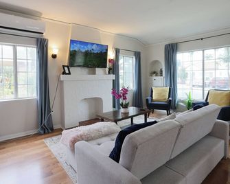 Extraordinaire Casa 2b1b King Beds - Long Beach - Sala