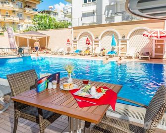 Lavinia Apart Hotel - אלניה - בריכה