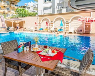 Lavinia Apart Hotel - אלניה - בריכה