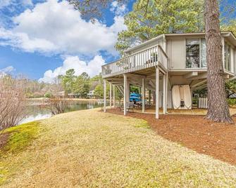 Lakefront Treehouse - Pinehurst - Gebouw