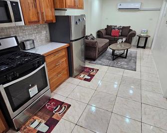 Victoria's Place Unit A, Cozy 2-bedroom apartment with AC, WiFi - Carenage - Cocina