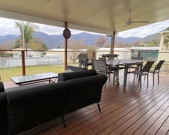 Cozy Mountain Retreat Located in Picturesque Township of Talbingo - Talbingo - Balcón