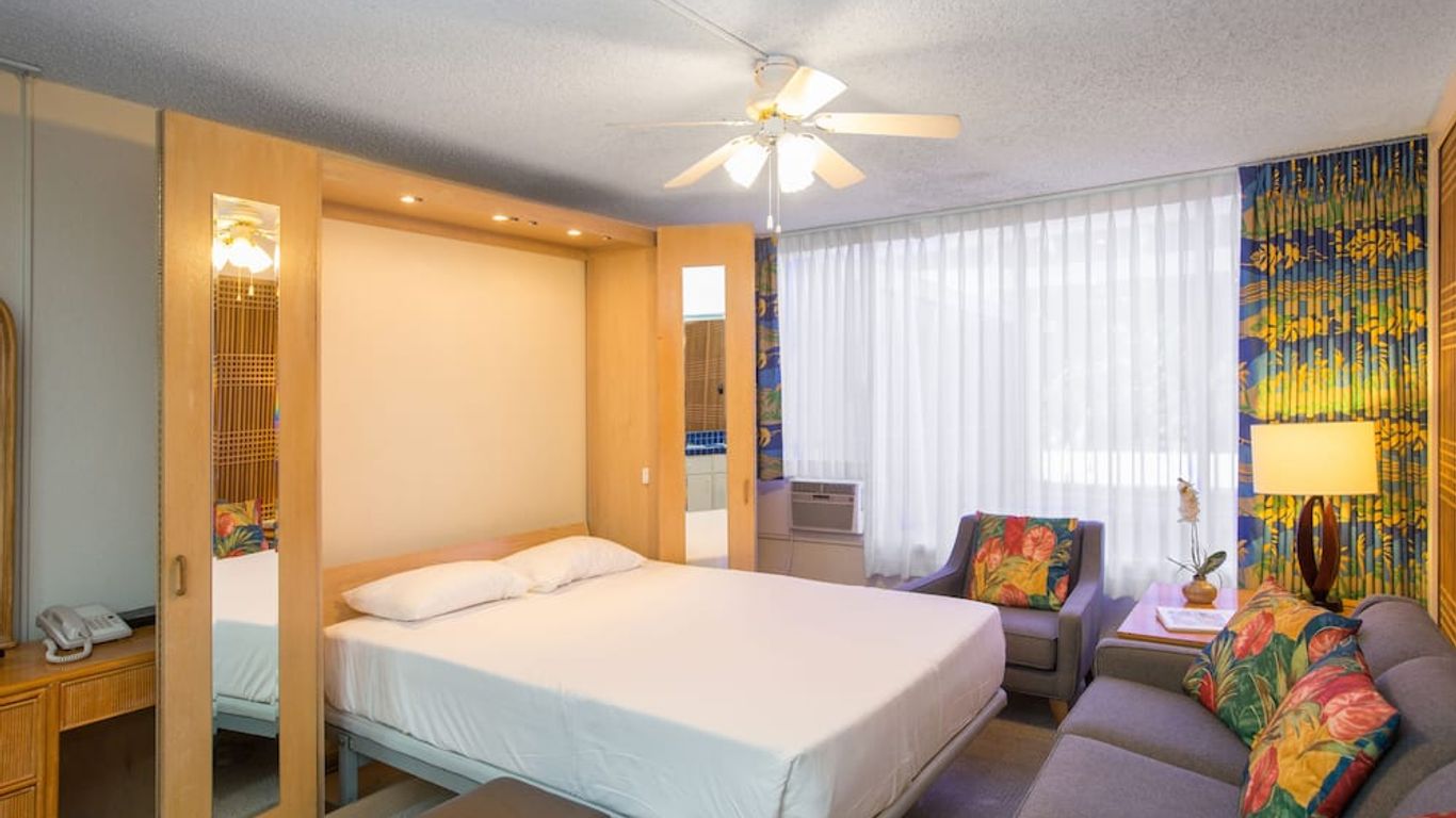 Kuhio Banyan Hotel (with Kitchenettes)