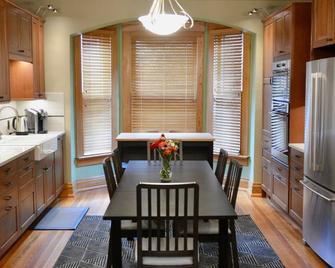 Free-standing house, a spacious Local Historic Landmark in Old Town Fort Collins - Fort Collins - Dining room
