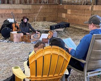 Rustic Stay on our Alpaca Farm, close to Grand Bend! - Strathroy