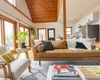 The Ipê House: Chic Catskills Cabin, 60min to Belleayre Mountain Ski - Roscoe - Living room