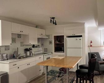Casa Michaud, full basement suite - Nakusp - Kitchen