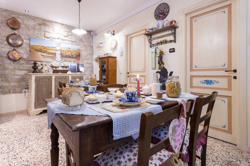 Bed and Breakfast A casa delle Fate - אסיסי - חדר אוכל