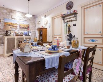 Bed and Breakfast A casa delle Fate - אסיסי - חדר אוכל