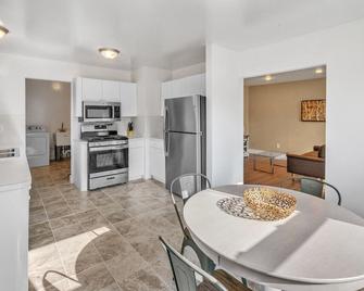 Sleeps 8 Close to Downtown Royal Oak - Madison Heights - Dining room