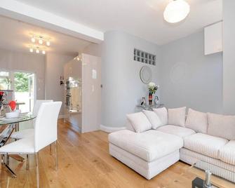 Charming 5 star 3 Bed London Flat, Garden, Parking - London - Living room