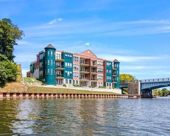 New Downtown Riverfront Edgewater Condo - Manistee - Gebäude