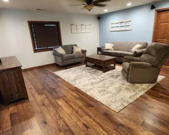 The Cedar Door Place - Lewisburg - Living room
