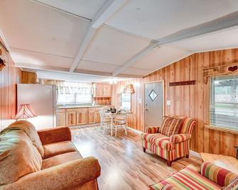 Eufaula Retreat: Community Pool & Screened Porch! - Eufaula - Sala de estar