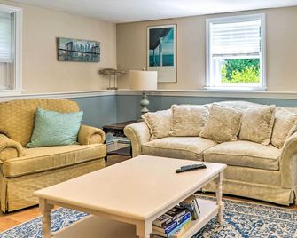 3 Mi to Bourne Scenic Park Quaint Cape Cod Apt - Bourne - Living room