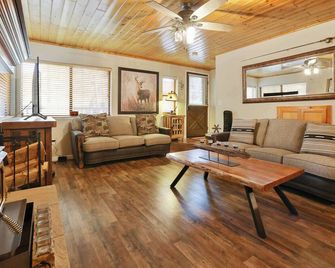 Martin Cabin @pierpoint By Snp Trail Of Giants - Springville - Living room