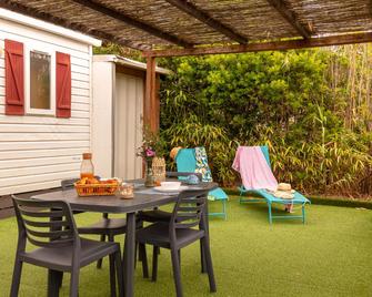 Le Mimosa, Mobil-Home Climatise Au Coeur Du Vignoble Et A Quelques Metres De La Mer - Hyères - Innenhof