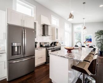 Luxury w - SoakTub- King - Backyard - Fountain Sq - Indianápolis - Cocina