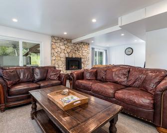 Serene 1600 Sq Ft Mountain Home Near Dimple Dell Park - Sandy - Living room