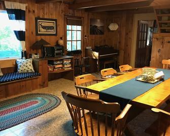 Rustic York Harbor family cottage. - York - Dining room
