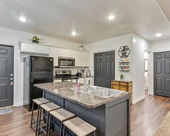 Spacious Hillside Haven | Massage | Patio - Orem - Kitchen