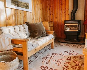 Bowerbird Beach Camp Cabin #3 - Sioux Narrows - Living room