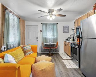 Orange Blossom Place-Walk to shops bars & food - Tampa - Sala de estar