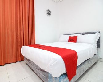 RedDoorz Plus @ Affandi Gejayan - Depok - Habitación