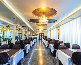 Royal Palace Hotel - אלמאטי - מסעדה