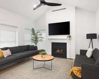 The Abode - Luxury, centrally located, 10 guests. - Mount Gambier - Wohnzimmer